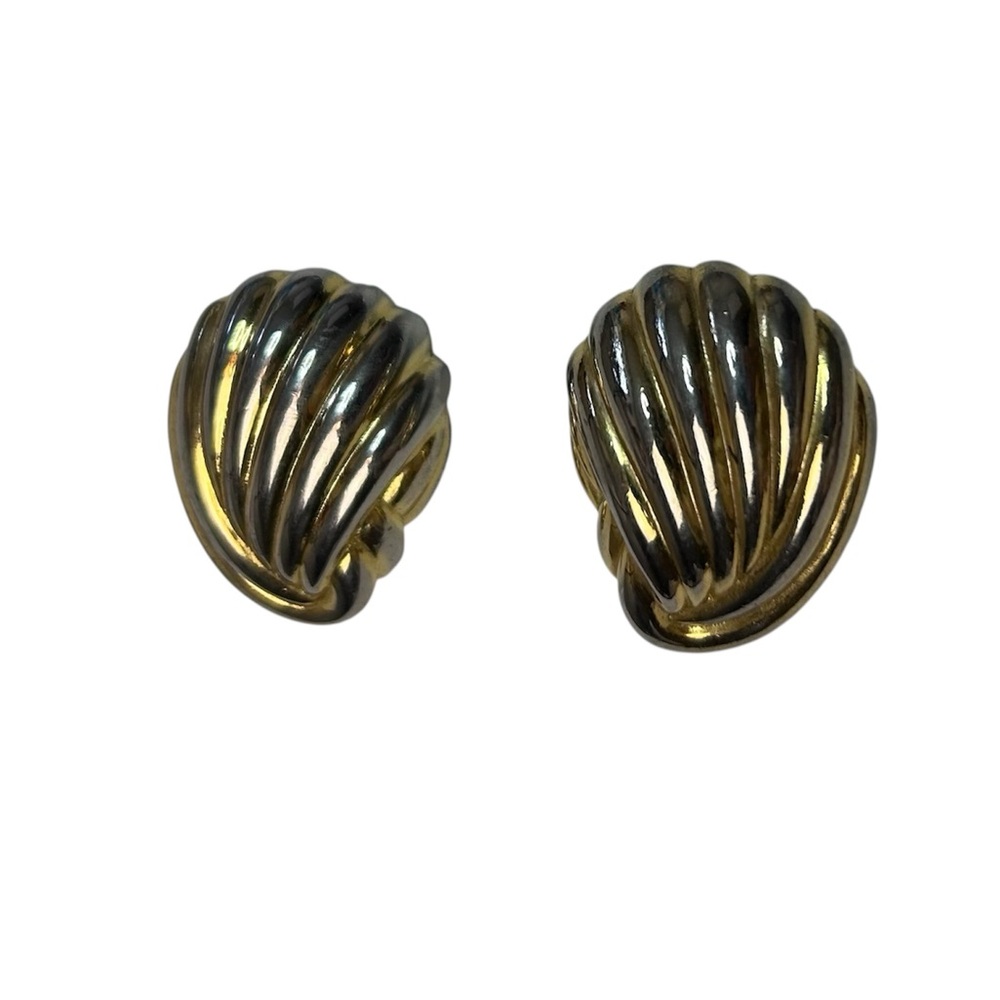 Vintage Gold-Tone Clip-On Earrings Ribbed Shell Design Costume Jewelry - Picture 1 of 6